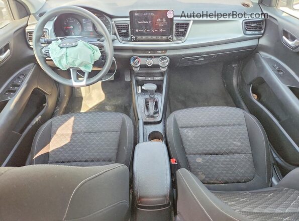 3KPA24AD3PE564959 2023 KIA RIO Silver Widok deski rozdzielczej