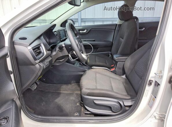 3KPA24AD4LE337094 2020 KIA RIO White Widok wnętrza z przodu