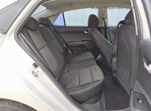 3KPA24AD4LE337094 2020 KIA RIO White Widok tylnych siedzeń