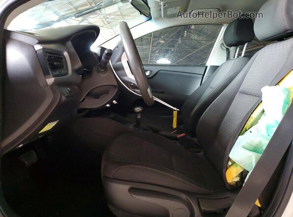 3KPA24AD4ME427668 2021 KIA RIO White წინა სალონის ხედი