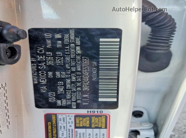 3KPA24AD4PE570687 2023 KIA RIO White VIN კოდის სტიკერის ხედი