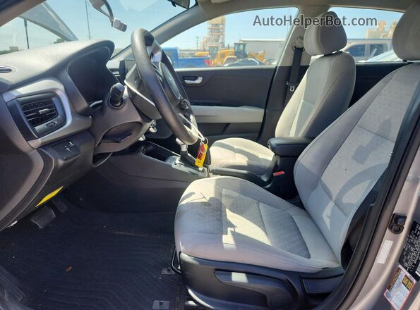 3KPA24AD4PE592544 2023 KIA RIO Серебряный Вид салона спереди