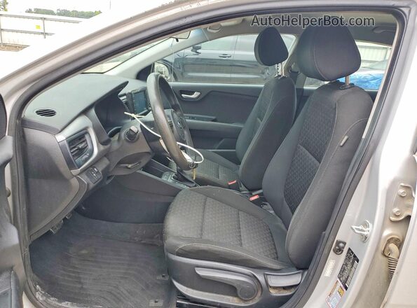3KPA24AD5LE327352 2020 KIA RIO Серебряный Вид салона спереди