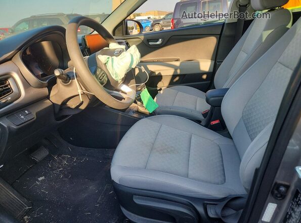 3KPA24AD5ME406375 2021 KIA RIO Silver Вид салону спереду