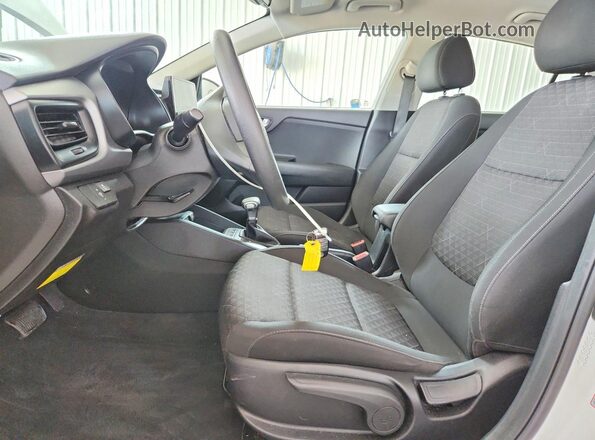 3KPA24AD5NE476430 2022 KIA RIO White Vista interior delantera
