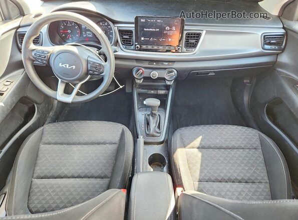 3KPA24AD5PE604071 2023 KIA RIO Gray Widok deski rozdzielczej