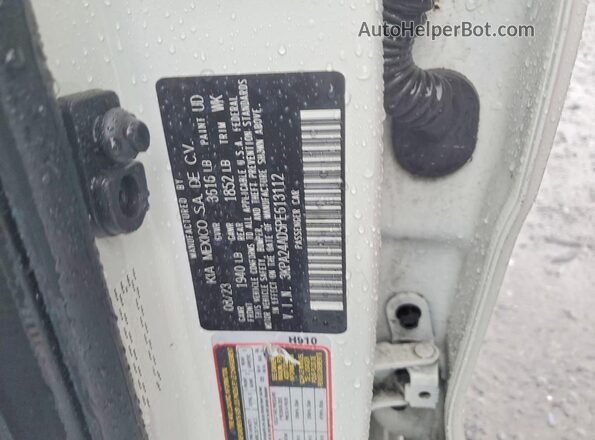 3KPA24AD5PE613112 2023 KIA RIO White Vista del compartimento del motor