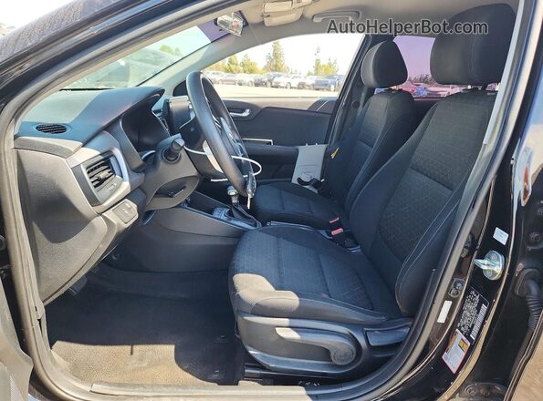 3KPA24AD6ME383253 2021 KIA RIO Черный Вид салона спереди