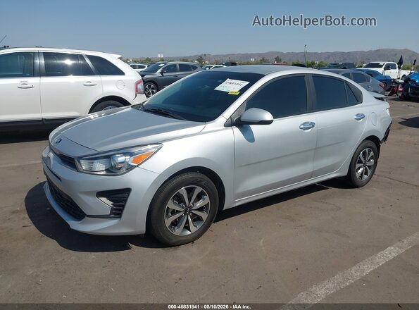 3KPA24AD6ME424416 2021 KIA RIO Silver წინა მარცხენა ხედი სამი მეოთხედიდან