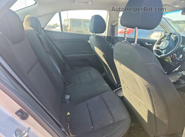 3KPA24AD7LE293902 2020 KIA RIO Silver Widok tylnych siedzeń