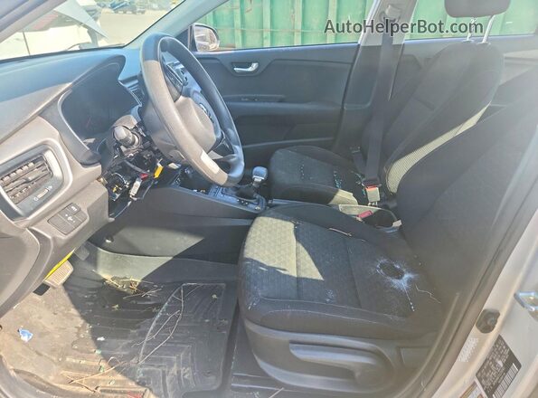 3KPA24AD7LE293902 2020 KIA RIO Silver Widok wnętrza z przodu