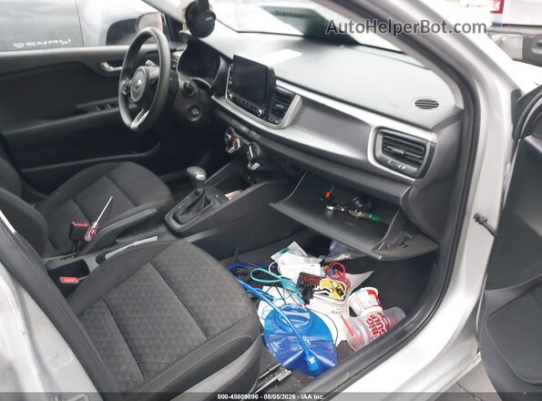 3KPA24AD7ME406233 2021 KIA RIO Серебряный Вид салона спереди