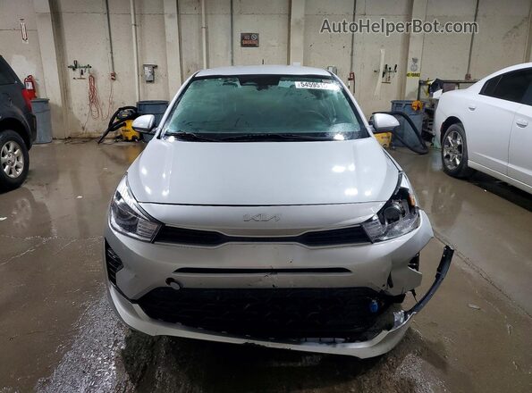 3KPA24AD7NE458432 2022 KIA RIO Silver Widok z przodu