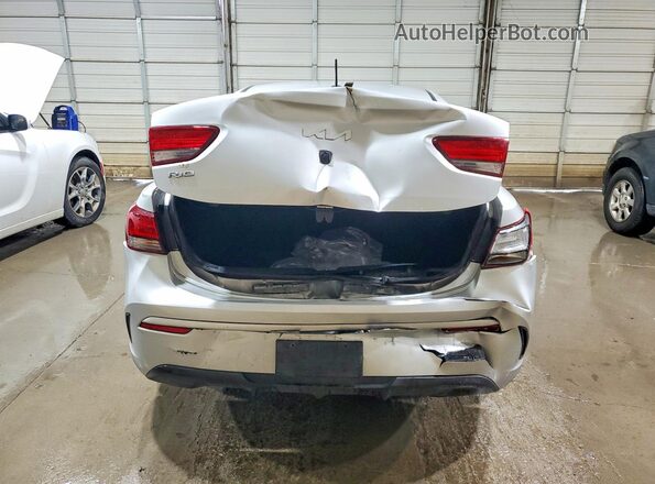 3KPA24AD7NE458432 2022 KIA RIO Silver Widok z tyłu