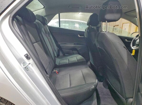 3KPA24AD7NE458432 2022 KIA RIO Silver Widok tylnych siedzeń