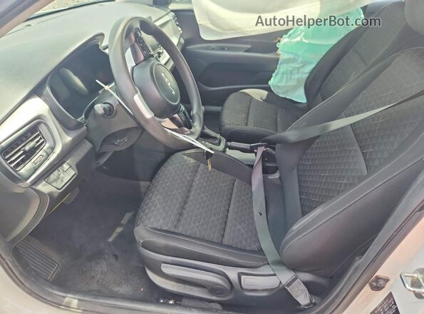 3KPA24AD7PE530085 2023 KIA RIO Белый Вид салона спереди