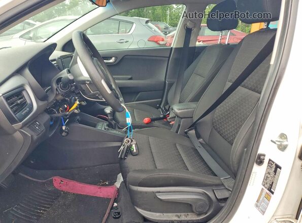 3KPA24AD8LE279412 2020 KIA RIO White Вид салону спереду