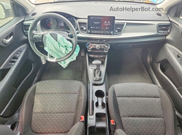 3KPA24AD8ME393718 2021 KIA RIO Белый Вид панели приборов