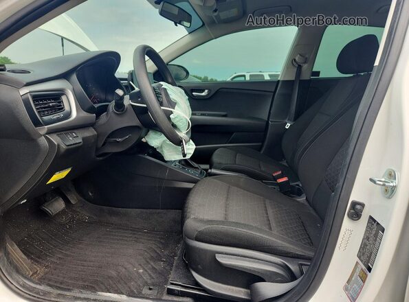 3KPA24AD8ME393718 2021 KIA RIO Белый Вид салона спереди