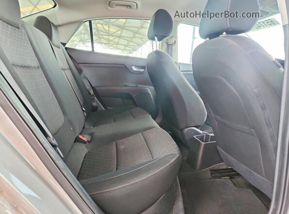 3KPA24AD9LE363478 2020 KIA RIO Silver Widok tylnych siedzeń
