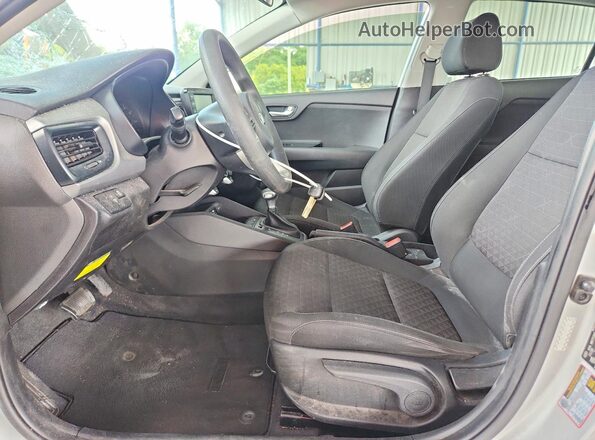 3KPA24AD9LE363478 2020 KIA RIO Silver Widok wnętrza z przodu