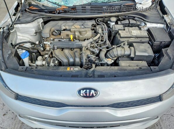 3KPA24AD9LE363478 2020 KIA RIO Silver Widok wnętrza z tyłu