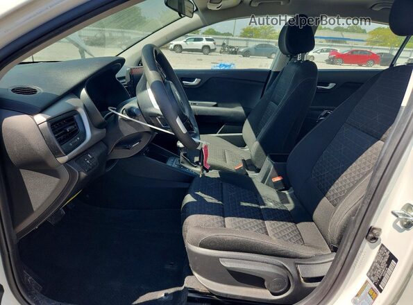 3KPA24ADXME371705 2021 KIA RIO White Սալոնի դիմացի տեսք