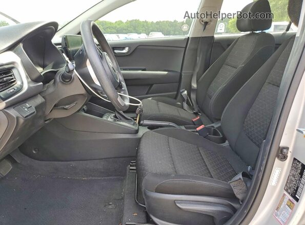 3KPA24ADXME378136 2021 KIA RIO Silver Widok wnętrza z przodu