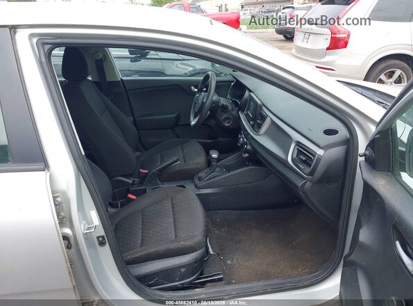 3KPA25AB3JE088868 2018 KIA RIO Silver Widok wnętrza z przodu