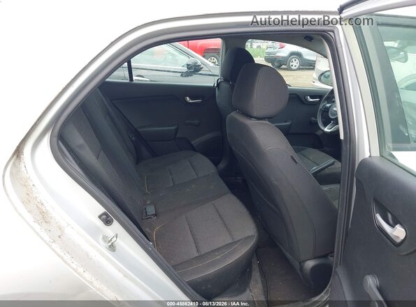 3KPA25AB3JE088868 2018 KIA RIO Silver Widok naklejki z numerem VIN