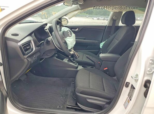 3KPA25AD3NE486489 2022 KIA RIO White Vista interior delantera