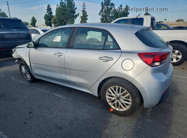3KPA35AB1JE073301 2018 KIA RIO Silver Trasero izquierdo