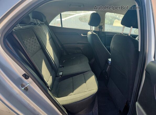 3KPA35AB1JE073301 2018 KIA RIO Silver Vista de los asientos traseros