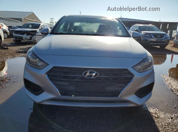 3KPC24A38JE025552 2018 HYUNDAI ACCENT Серебряный Вид спереди