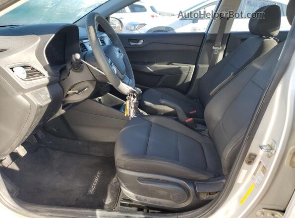 3KPC24A38JE025552 2018 HYUNDAI ACCENT Серебряный Вид салона спереди