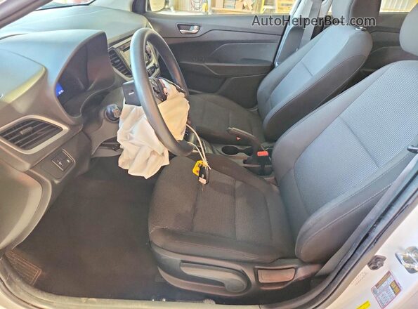 3KPC24A63ME132040 2021 HYUNDAI ACCENT White Вид салону спереду