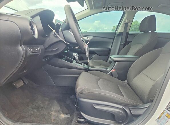3KPF24AD0KE085963 2019 KIA FORTE White Vista interior delantera