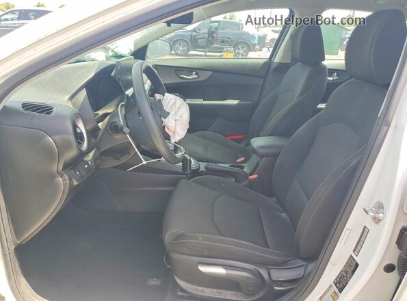 3KPF24AD0ME290900 2021 KIA FORTE White Вид салону спереду