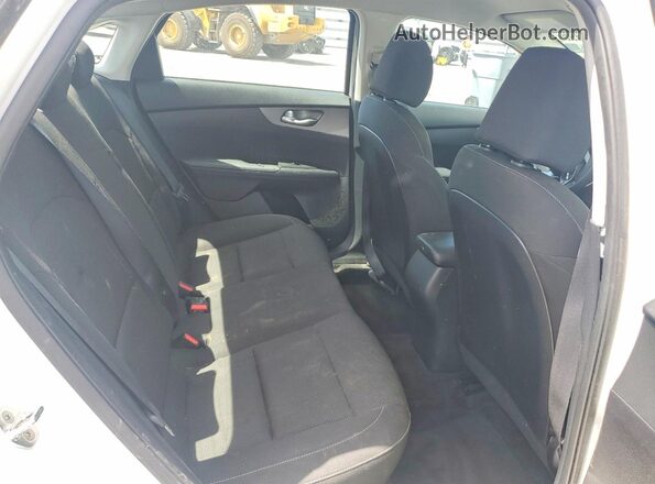 3KPF24AD0ME290900 2021 KIA FORTE White Вид задніх сидінь