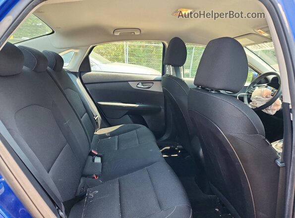 3KPF24AD0ME338038 2021 KIA FORTE Blue Widok tylnych siedzeń