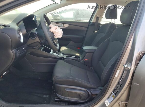 3KPF24AD0NE454793 2022 KIA FORTE Серебряный Вид салона спереди