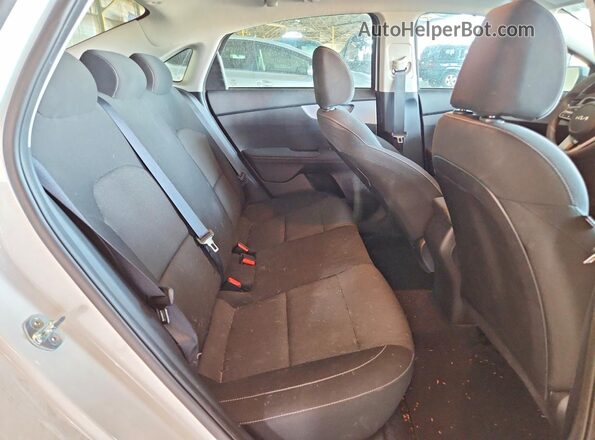 3KPF24AD0NE474817 2022 KIA FORTE White Vista de los asientos traseros
