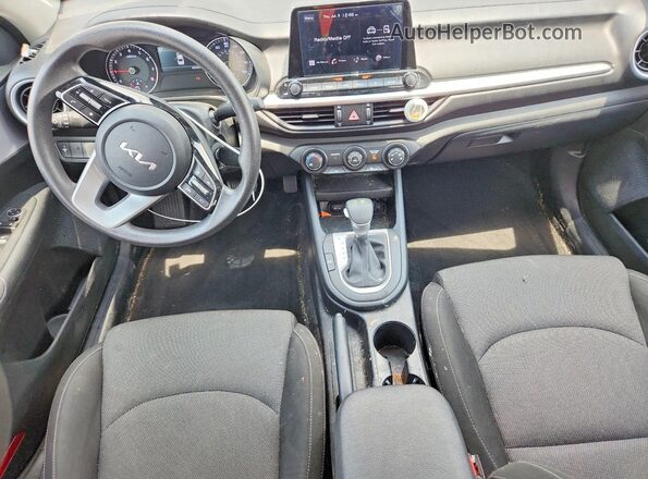 3KPF24AD0RE748734 2024 KIA FORTE Black Widok deski rozdzielczej