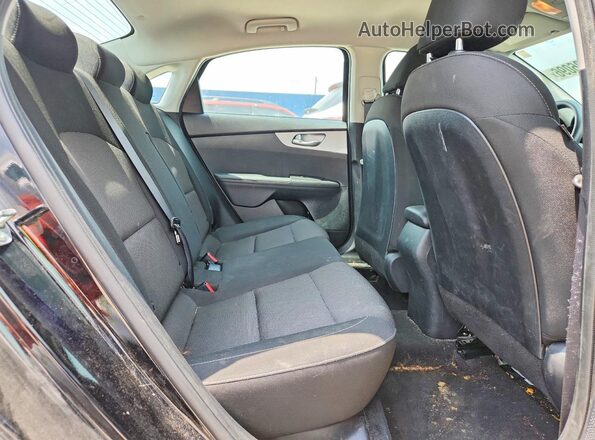 3KPF24AD0RE748734 2024 KIA FORTE Black Widok tylnych siedzeń