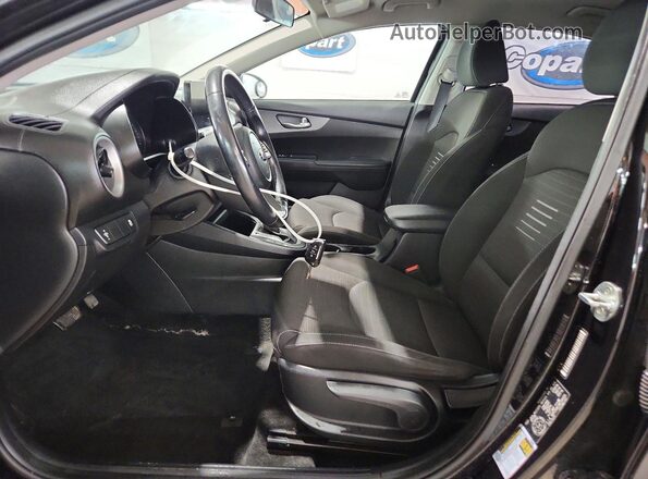3KPF24AD1ME266055 2021 KIA FORTE Черный Вид салона спереди