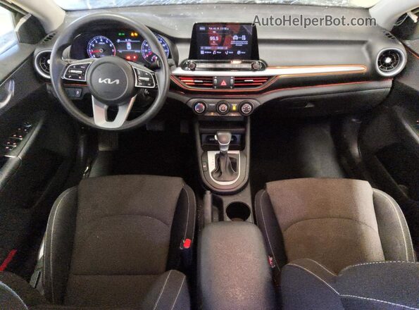 3KPF24AD1PE504894 2023 KIA FORTE Gray Widok deski rozdzielczej