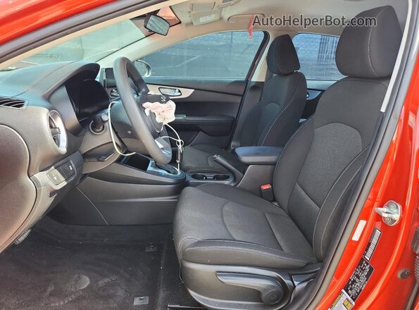 3KPF24AD1PE509299 2023 KIA FORTE Orange Vista interior delantera
