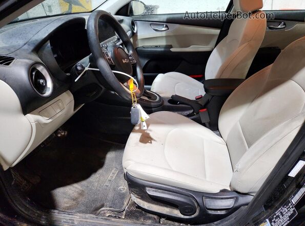 3KPF24AD1PE554792 2023 KIA FORTE Черный Вид салона спереди