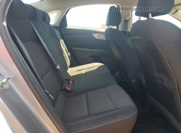 3KPF24AD1RE738505 2024 KIA FORTE Silver Vista de los asientos traseros