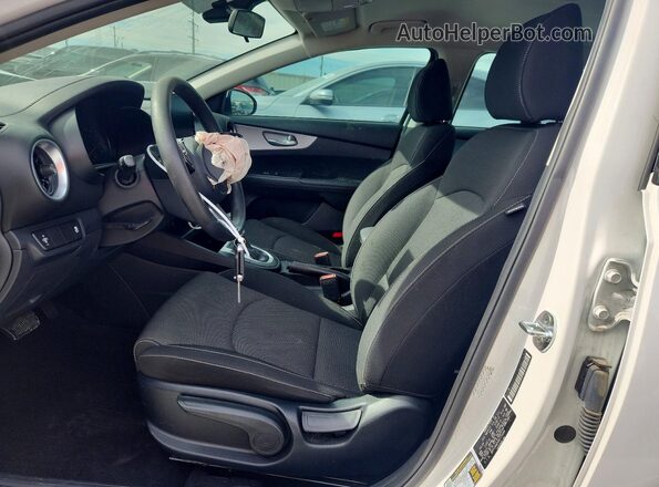 3KPF24AD1RE775649 2024 KIA FORTE White Вид салону спереду